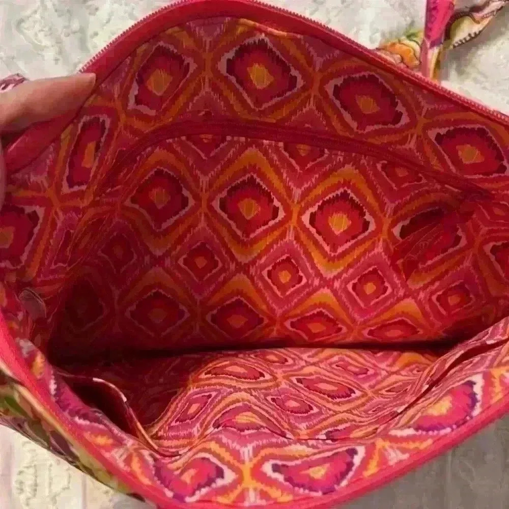 Vera Bradley purse with adjustable shoulder strap - Picture 7 of 8